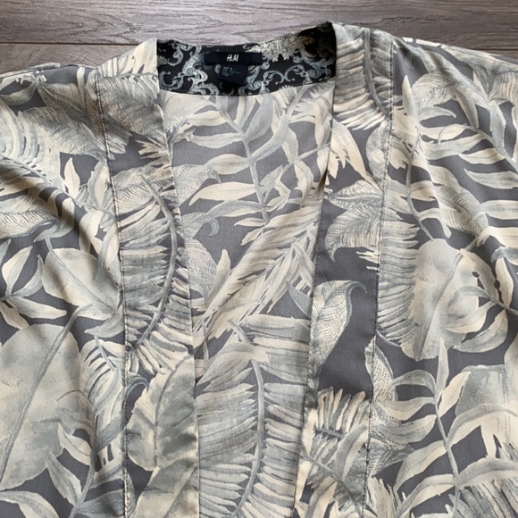 H&M Leaf Kimono - Size Small - Picture 4 of 5